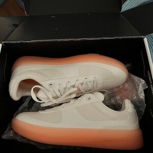 Lululemon Cityverse Men’s size 10 white/Juicypeach/white